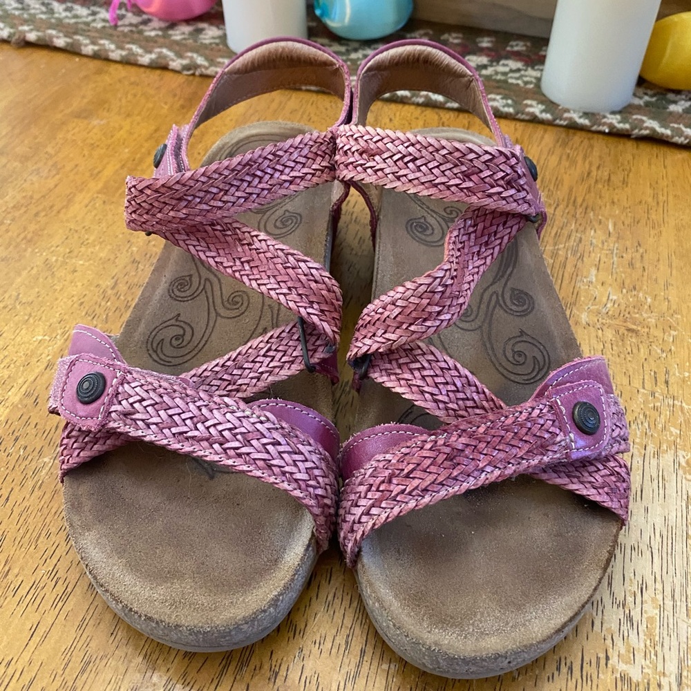 Taos Sandals size 6.5